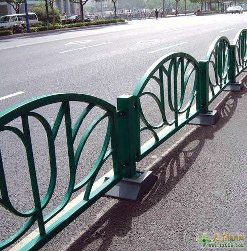 公路绿化专用栅栏还应用于市政工程,道路,工厂,开发区,园林广场等场所